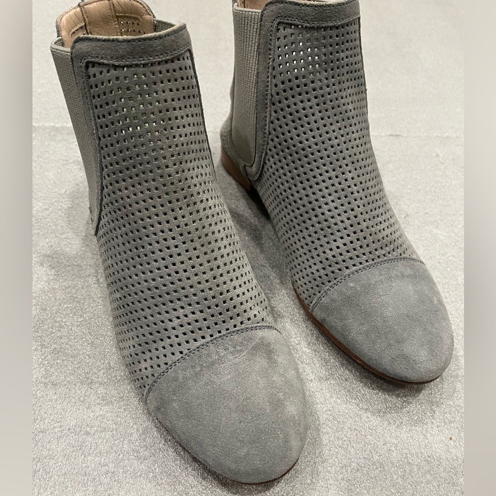 [39/US8.5]Pertini Sage Gray Perforated Ankle Light Suede Boots